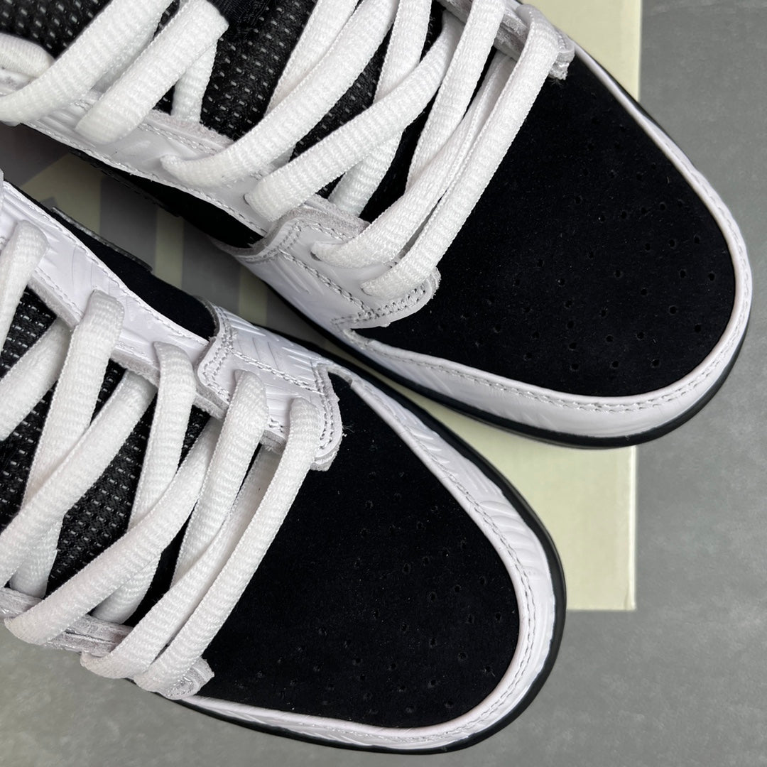 S2 Batch-Tightbooth × Nike Dunk SB Pro “Black and White”