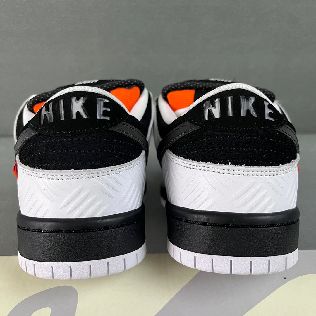 S2 Batch-Tightbooth × Nike Dunk SB Pro “Black and White”