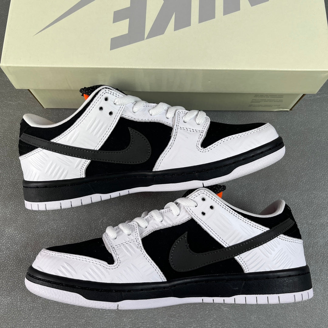 S2 Batch-Tightbooth × Nike Dunk SB Pro “Black and White”